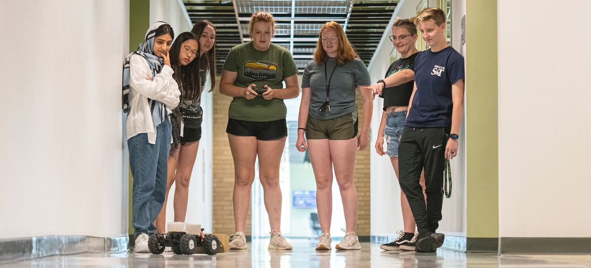 Des étudiantes de l'Université des sciences et technologies du Missouri, aux États-Unis, testent un robot qu'elles ont conçu ensemble.