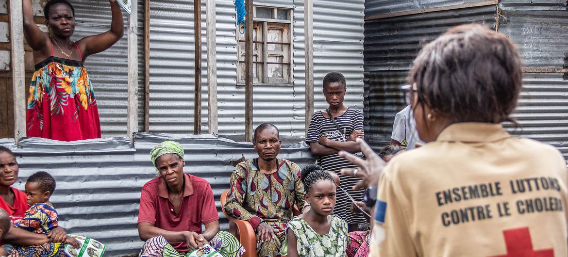 Des habitants de Goma, dans l'est de la République démocratique du Congo, assistent à des séances de sensibilisation au choléra après l'apparition de la maladie dans cette ville.
