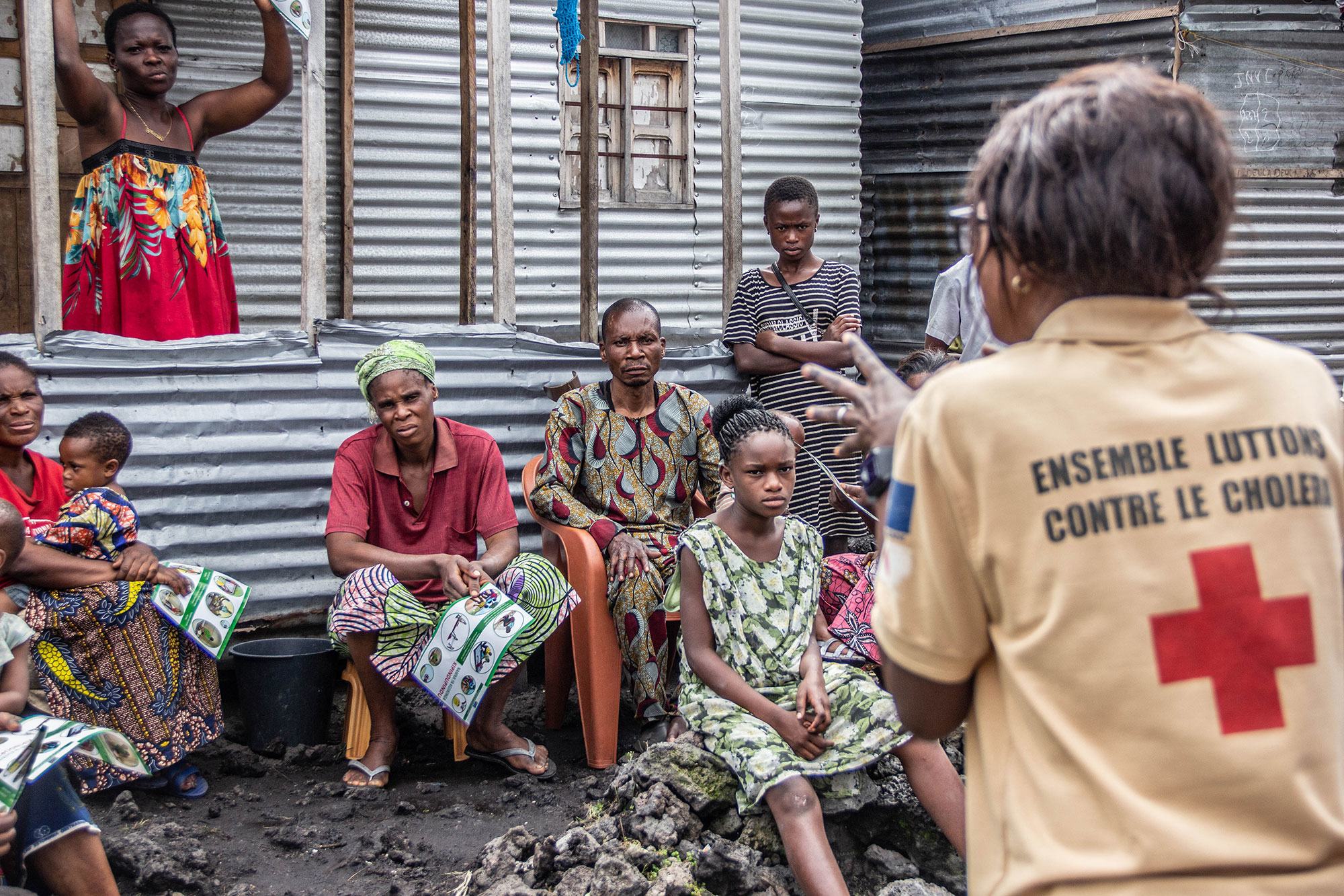 刚果民主共和国东部戈马的居民在霍乱暴发后参加了宣传课程。