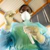 苏里南的一名卫生工作者正准备进行新冠病毒快速检测。