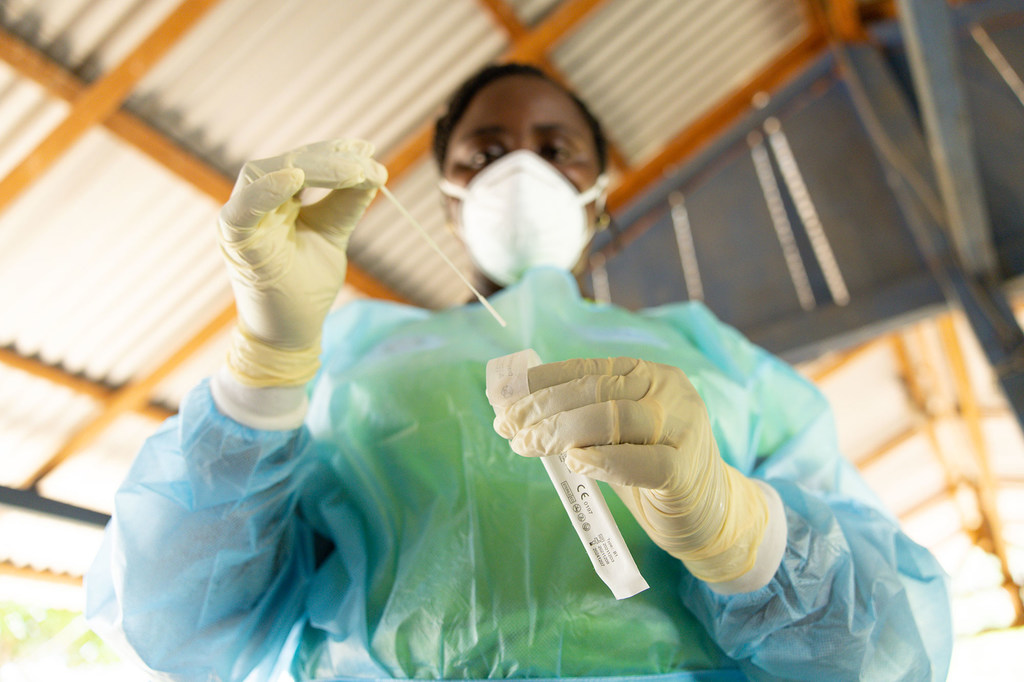 Un trabajador sanitario en Surinam se prepara para administrar una prueba rápida de COVID-19.