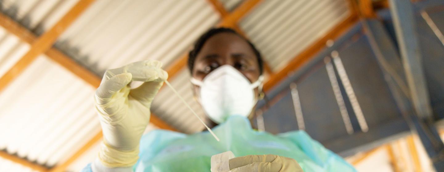 Un agent de santé au Suriname se prépare à administrer un test de Covid-19 rapide.