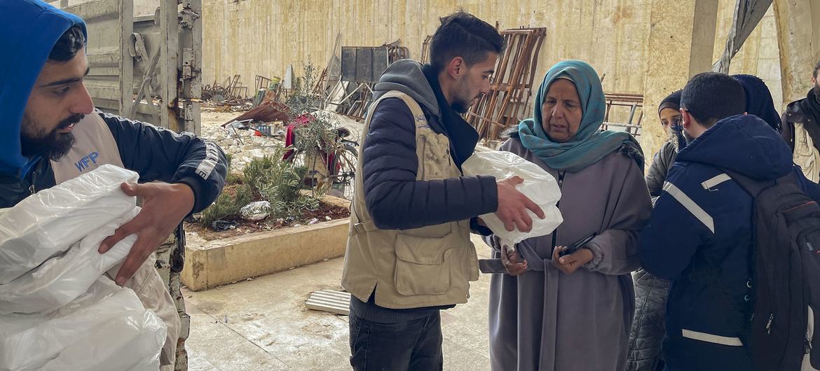 विश्व खाद्य कार्यक्रम, सीरिया के अलेप्पो शहर में भूकम्प प्रभावितों तक राहत सामग्री वितरित कर रहा है.