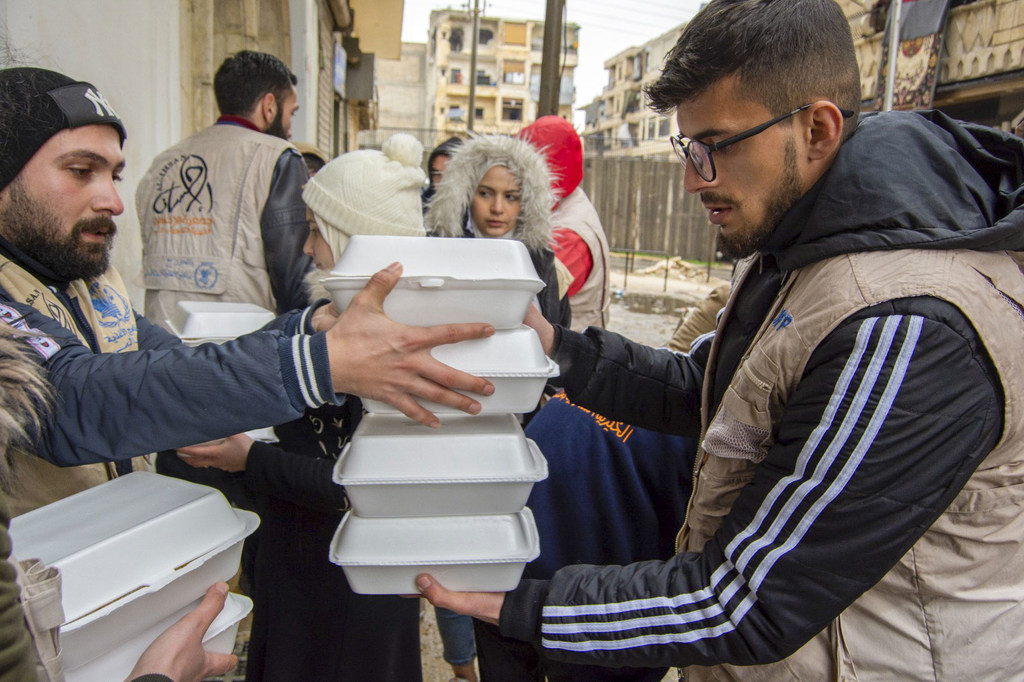 المتضررون من الزلزال في حلب بسوريا يتلقون وجبات ساخنة يوزعها برنامج الأغذية العالمي.