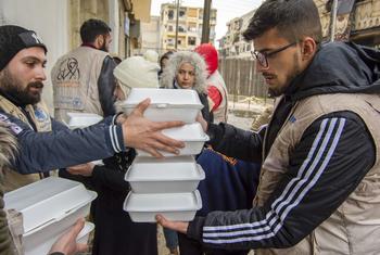 सीरिया के अलेप्पो शहर में भूकम्प प्रभावितों को गर्म भोजन प्रदान किया जा रहा है.