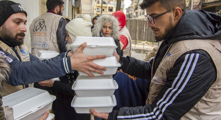 सीरिया के अलेप्पो शहर में भूकम्प प्रभावितों को गर्म भोजन प्रदान किया जा रहा है.
