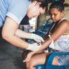 Um profissional de saúde coleta amostras de sangue de uma mulher que já havia contraído dengue. (arquivo)