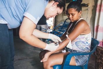 一名卫生工作者从一名曾患登革热的妇女身上采集血液样本 (资料图片)。