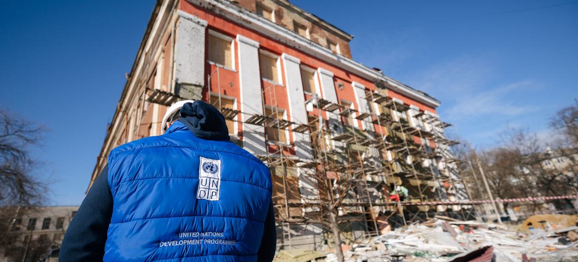 Uma escola danificada pela guerra em Mykolaiv, na Ucrânia, está a ser restaurada com o apoio da ONU e da União Europeia