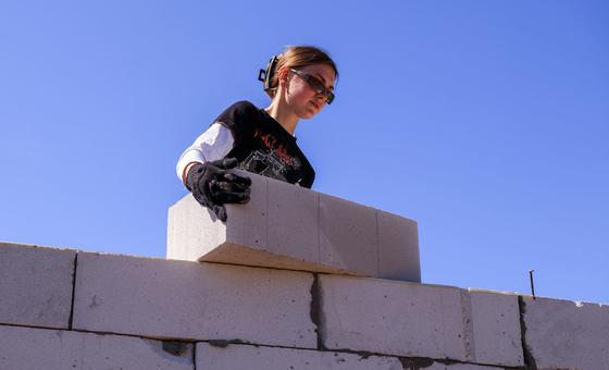 В рамках одной из инициатив, поддерживаемых ПРООН, женские команды восстанавливают и строят дома в Украине.