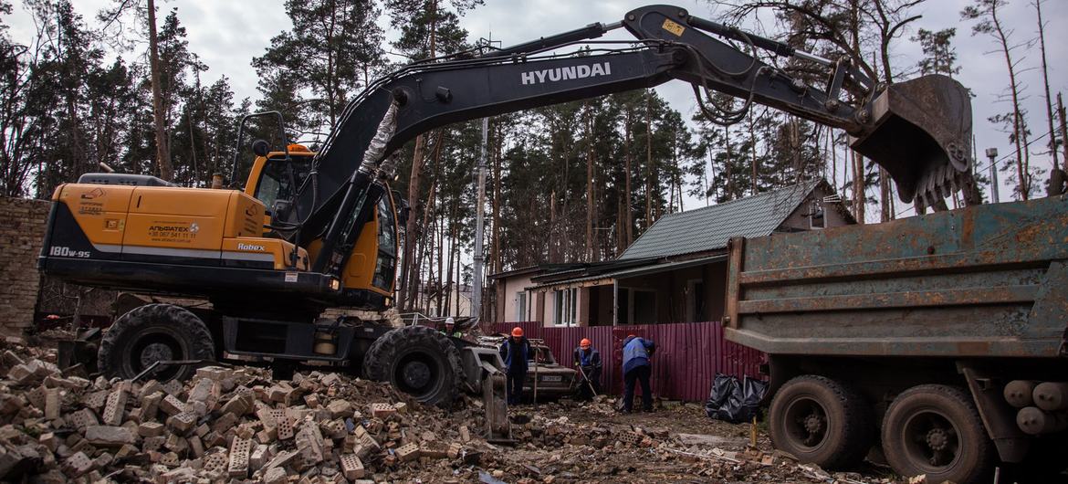 Detritos são removidos em um subúrbio de Kiev sob um projeto conjunto Japão-PNUD