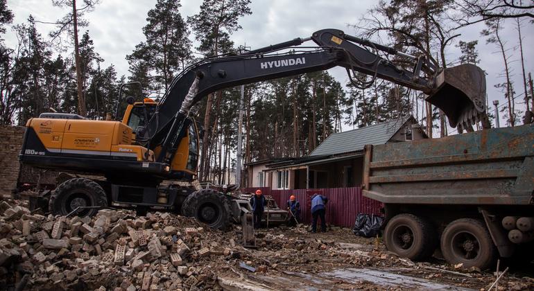 Уборка разрушенных кварталов в пригороде Киева проводится в рамках совместного проекта Японии и ПРООН. 