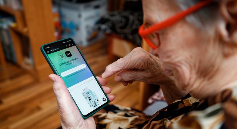 Une femme âgée utilise la plateforme numérique ukrainienne Diia, décrite à juste titre comme « l’État dans un smartphone ». Le PNUD en Ukraine soutient Diia et aide les personnes âgées à renforcer leurs compétences numériques.