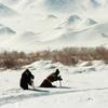 在蒙古国西部偏远的科布多省农村地区，人们用棍子在过膝的积雪中探路。（文件）