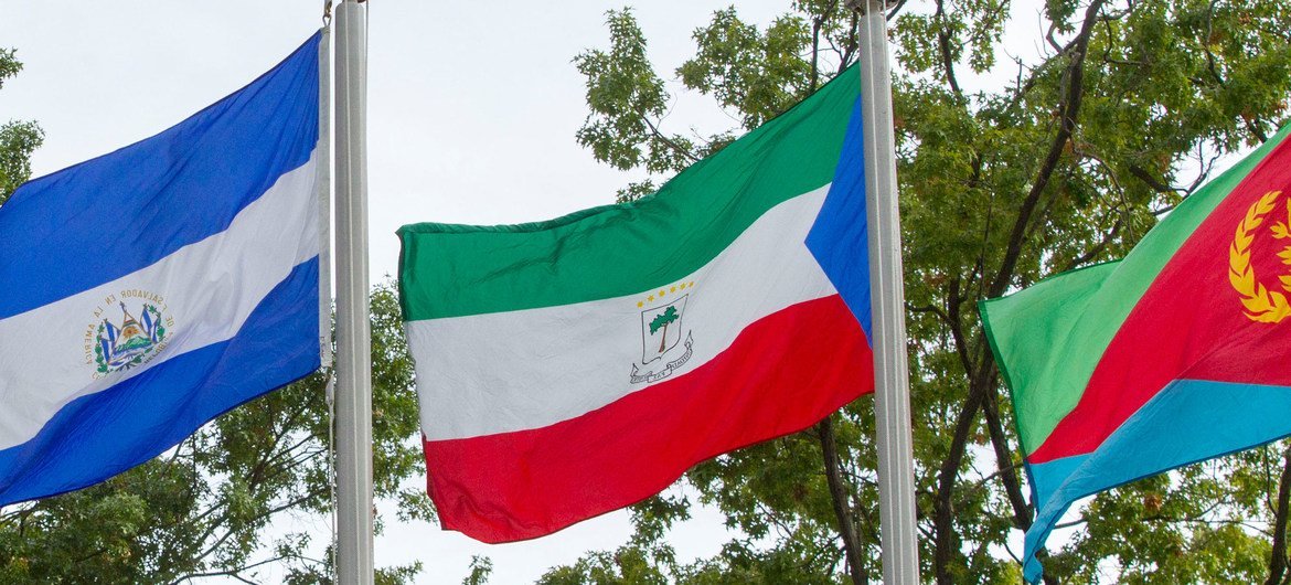 La bandera de Guinea Ecuatorial (en el centro) ondea frente a la sede de la ONU en Nueva York (archivo).