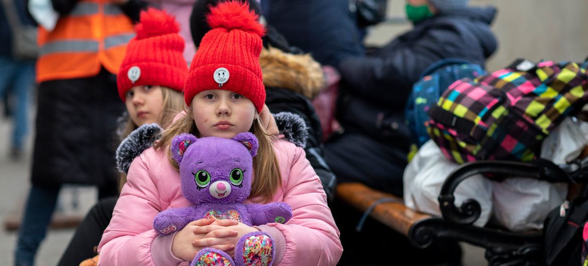 Em meio ao crescente conflito na Ucrânia, pessoas em uma estação ferroviária em Lviv, no oeste da Ucrânia, esperam para embarcar em um trem de evacuação para Przemysl, na Polônia.