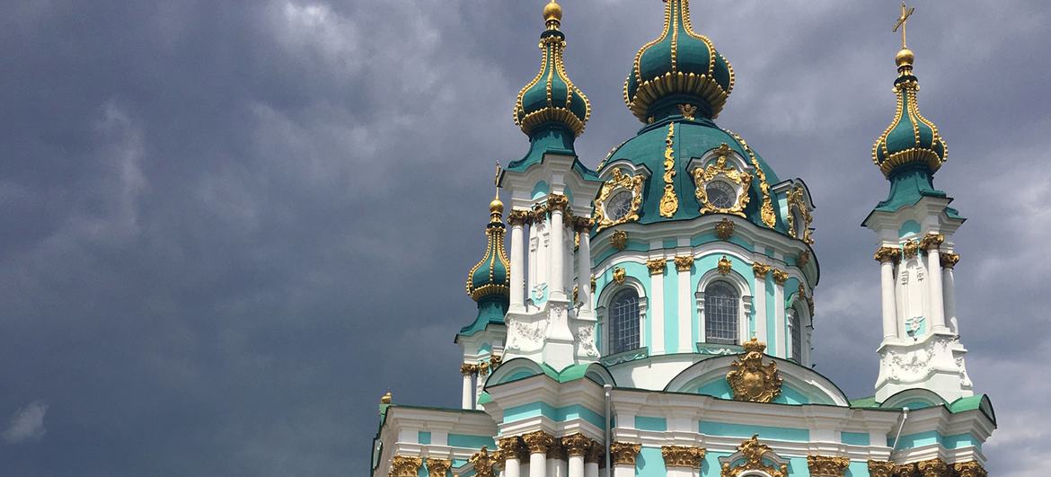Андреевская церковь в Киеве на холме исторического района Подол.