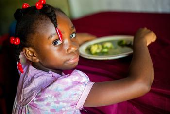 हेती में अनेक स्कूली बच्चों को संयुक्त राष्ट्र द्वारा समर्थित भोजन मिलता है.