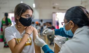 Una niña en la India es vacunada contra el COVID-19 en 2022 (archivo).