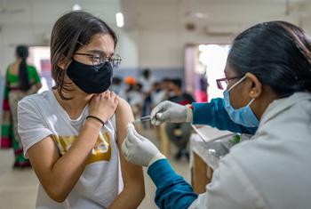 Una niña en la India es vacunada contra el COVID-19 en 2022 (archivo).