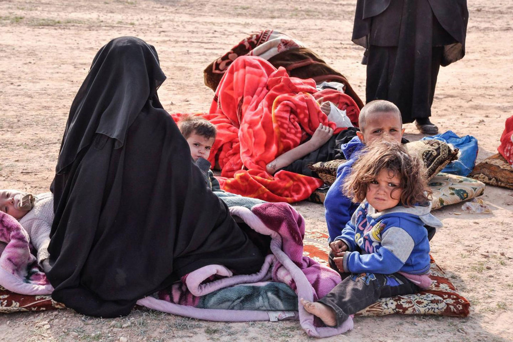عائلة نازحة في مخيم الهول بسوريا.