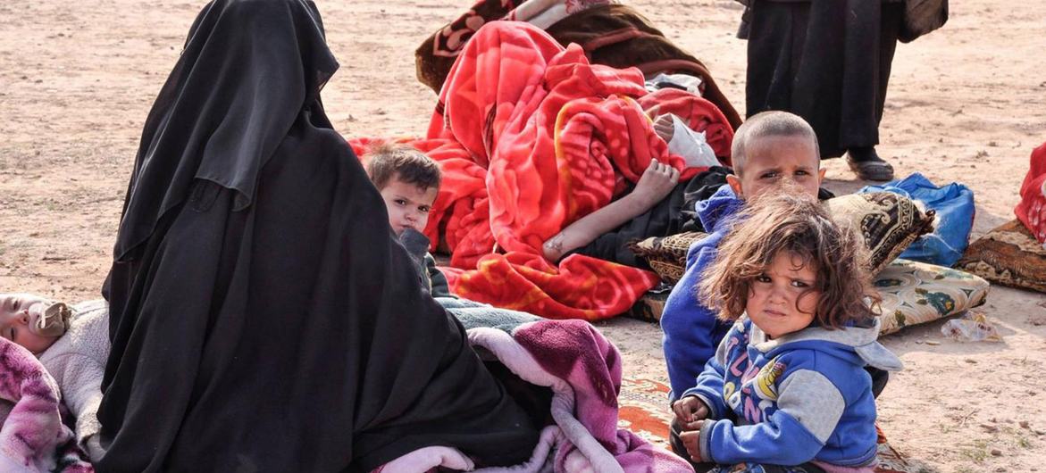 叙利亚阿尔霍尔营地内的一个流离失所家庭。
