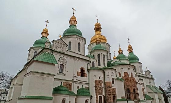 После удара по Киеву представитель ЮНЕСКО посетил Софийский собор, чтобы оценить повреждения