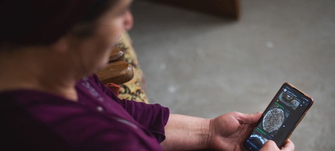 Malika Machalikashvili, qui vit dans une région rurale de la Géorgie, a suivi des formations de la FAO pour améliorer le rendement de ses cultures et a commencé à utiliser un smartphone pour vendre l’excédent de sa production
