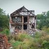 منزل في ماكاريف بأوكرانيا دمر نتيجة الحرب.