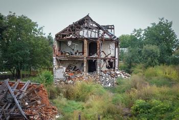 منزل في ماكاريف بأوكرانيا دمر نتيجة الحرب.