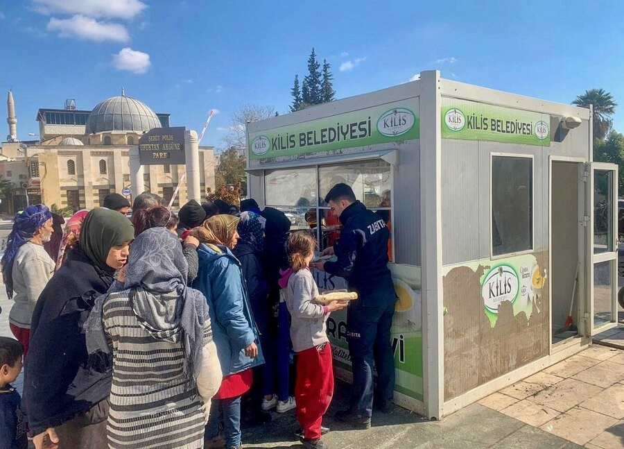 Des gens font la queue pour des repas chauds du PAM à Kilis, en Türkiye. 