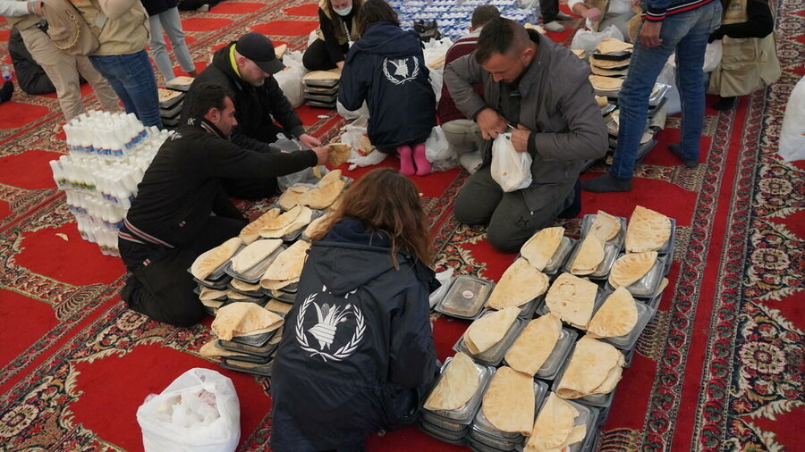 Préparation de repas chauds pour les survivants du séisme dans le nord de la Syrie. 