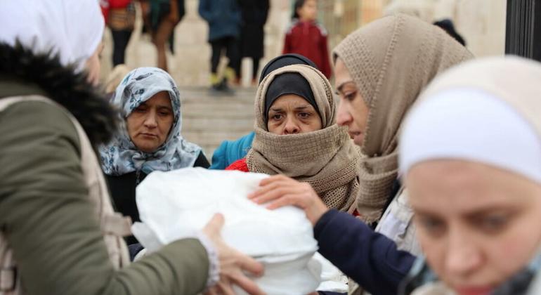 Des survivants du séisme reçoivent des repas chauds du PAM à Alep, en Syrie.