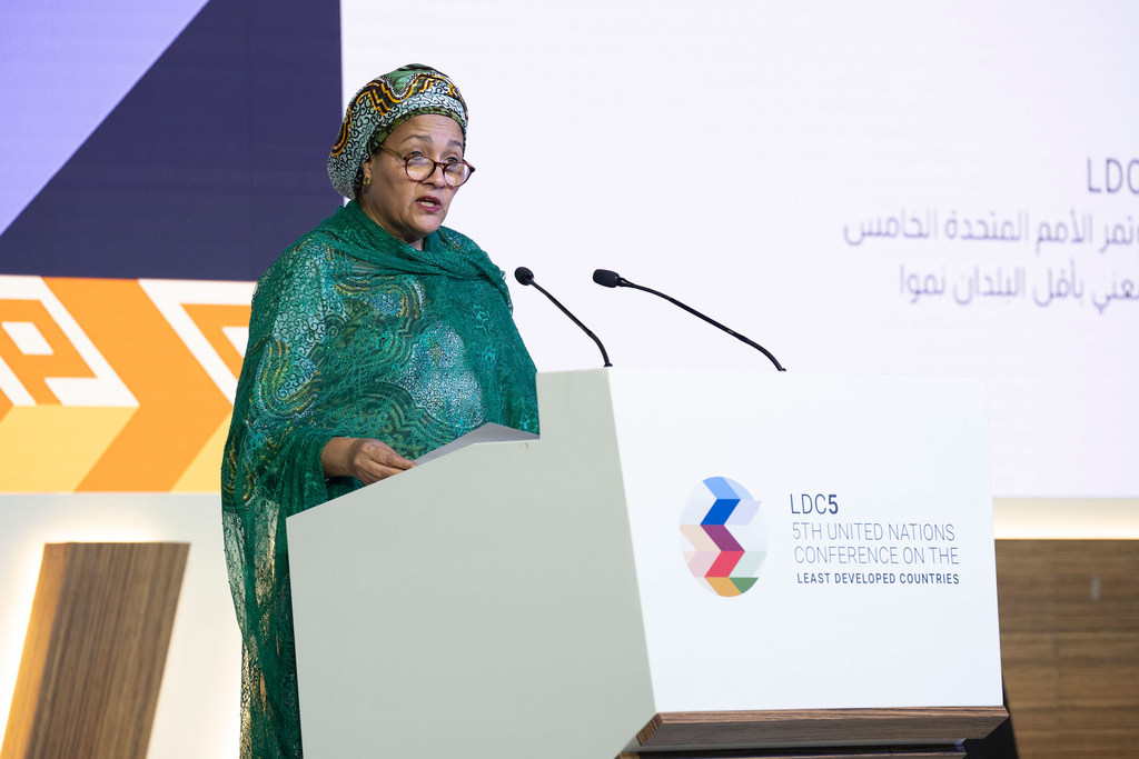 La Vice-secrétaire générale Amina Mohammed prononce un discours lors de la journée de clôture de la cinquième conférence des Nations Unies sur les Pays les moins avancés (LDC5), à Doha, au Qatar.