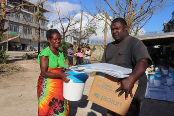 在两场飓风给瓦努阿图造成破坏后，紧急物资被运送到该国谢法省的一个疏散中心。