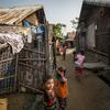میانمار کی ریاست راخائن میں نقل مکانی پر مجبور روہنگیا افراد کی ایک عارضی بستی۔