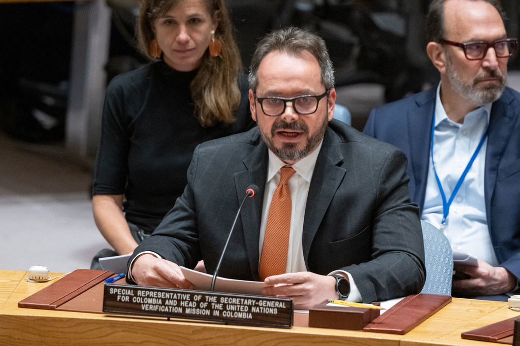 Carlos Ruiz Massieu, Special Representative of the Secretary-General and head of the UN Verification Mission in Colombia (UNVMC), briefs members of the Security Council.