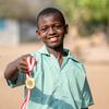 Abdirahman Sheuna, Mvulana mwenye umri wa miaka 14, akiwa pichani na akiinua medali aliyoshinda kwenye tamasha la "Kakuma Football Festival for Schools"...