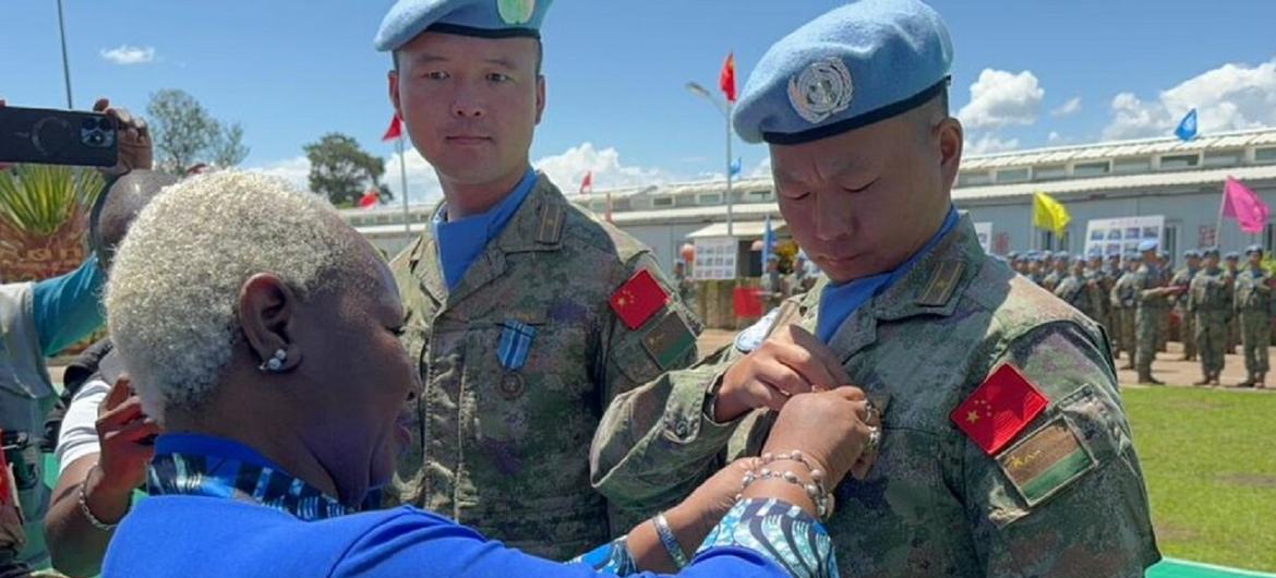 Bintou Keita, cheffe de la MONUSCO, remettant une médaille à un Casque bleu chinois qui a terminé sa mission dans la province du Sud-Kivu, à l'est de la RDC.