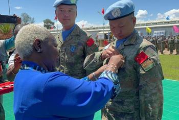 Bintou Keita, cheffe de la MONUSCO, remettant une médaille à un Casque bleu chinois qui a terminé sa mission dans la province du Sud-Kivu, à l'est de la RDC.