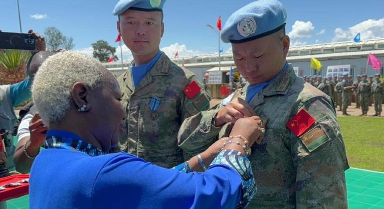 Глава Миссии ООН в ДРК Бинту Кейта награждает медалью миротворца из Китая, который завершил свою работу в провинции Южное Киву.