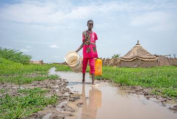 A girl walks to a water collection point in Renk town in South Sudan's strife-ridden Upper Nile state. (file)