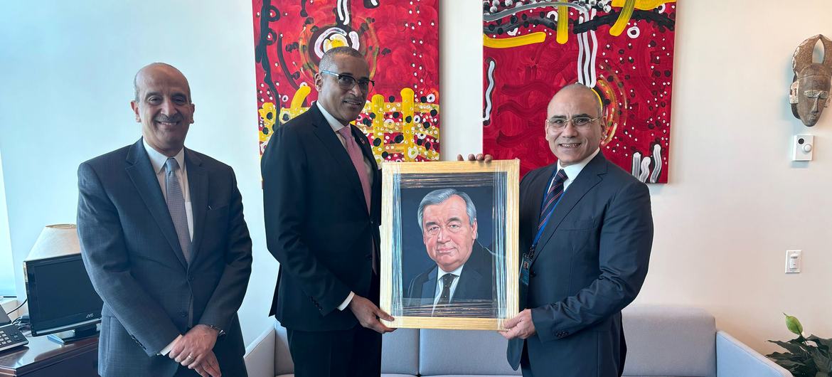 بحضور السفير المصري أسامة عبد الخالق، الفنان المصري عمرو فهمي يهدي صورة الأمين العام إلى رئيس مكتبه.