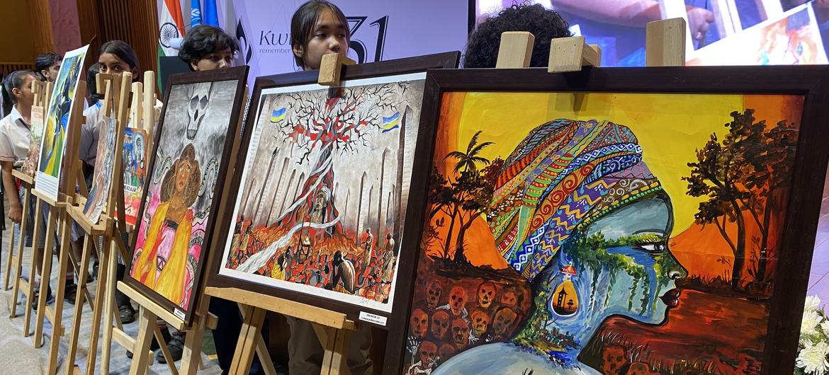भारतीय स्कूली बच्चे रवांडा में 1994 में तुत्सी लोगों के खिलाफ हुए नरसंहार को श्रद्धांजलि देने के लिए नई दिल्ली के भारत मंडपम में अपनी कला का प्रदर्शन कर रहे हैं।