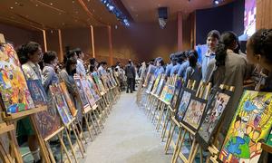 रवांडा में तुत्सी लोगों के खिलाफ हुए नरसंहार की 31वीं वर्षगांठ के उपलक्ष्य में नई दिल्ली के भारत मंडपम में स्कूली बच्चों की कलाकृतियां ईज़ल पर प्रदर्शित की गई हैं।
