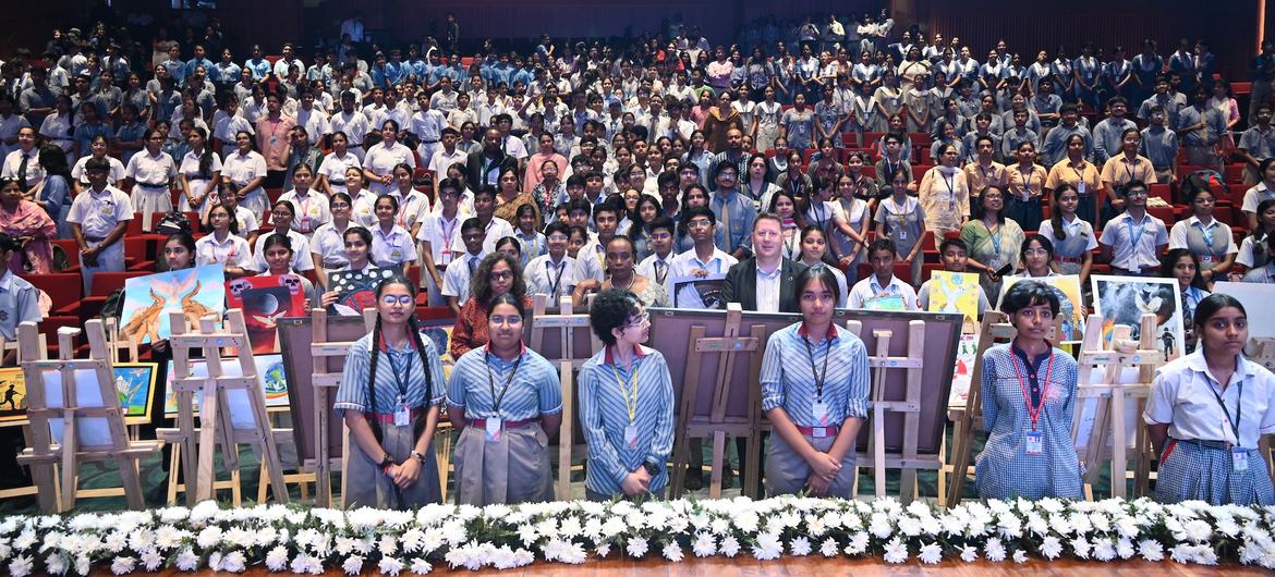 Des écoliers et des officiels participent à une cérémonie commémorative du génocide des Tutsis au Rwanda, à New Delhi.
