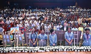 नई दिल्ली के एक स्थल पर रवांडा में तुत्सी लोगों के खिलाफ हुए नरसंहार की स्मृति में आयोजित एक कार्यक्रम में स्कूली बच्चे और अधिकारी भाग लेते हैं।