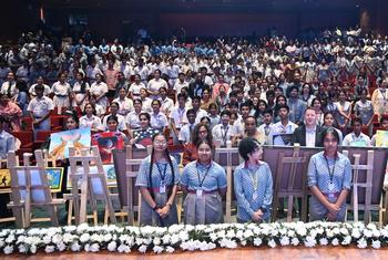 Des écoliers et des officiels participent à une cérémonie commémorative du génocide des Tutsis au Rwanda, à New Delhi.