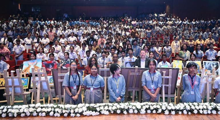 लगभग 600 स्कूली छात्रों ने, रवांडा के तुत्सी समुदाय के विरुद्ध जनसंहार के पीड़ितों की स्मृति में आयोजित समारोह में भाग लिया.
