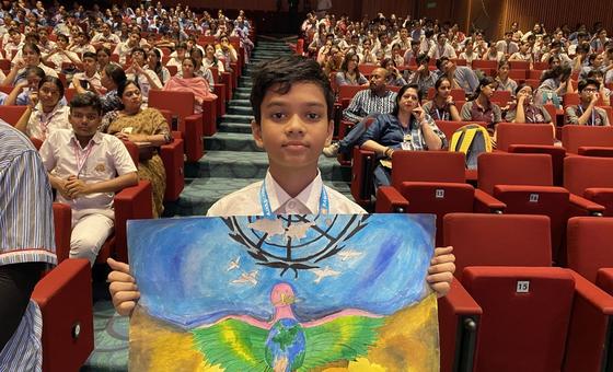 रवांडा के तुत्सी समुदाय के विरुद्ध जनसंहार के पीड़ितों की स्मृति में दिल्ली में आयोजित एक समारोह में अपना बनाया चित्र दिखाता एक बच्चा.